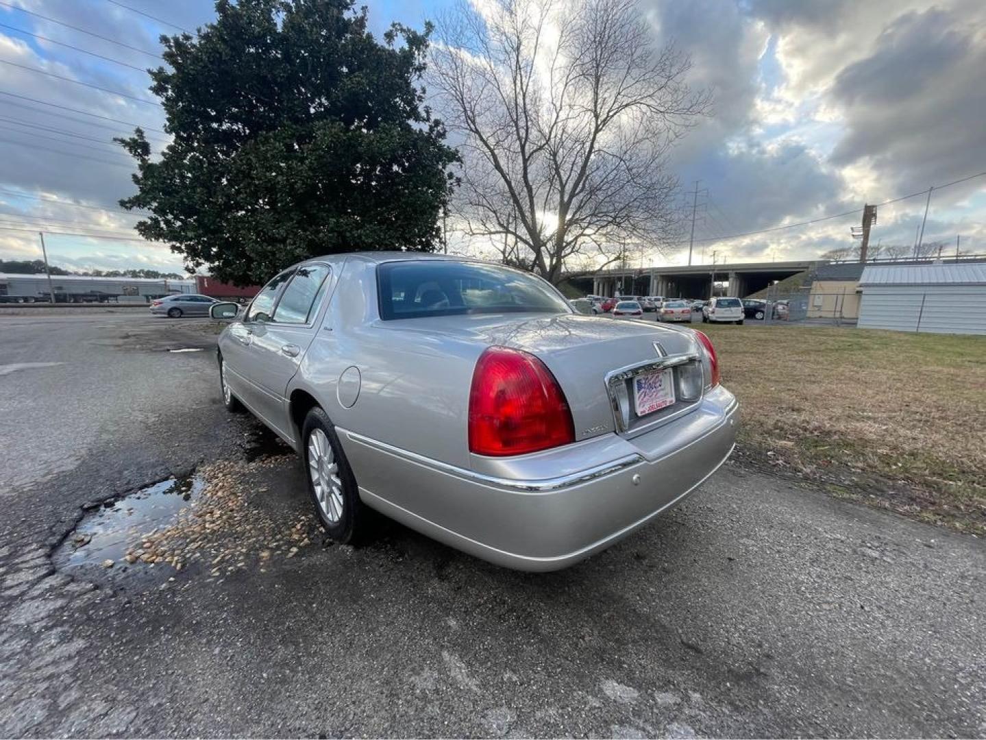 2004 Silver /Black Lincoln Town Car Ultimate (1LNHM83W84Y) with an 4.6 V8 engine, Automatic transmission, located at 5700 Curlew Drive, Norfolk, VA, 23502, (757) 455-6330, 36.841885, -76.209412 - Photo#4